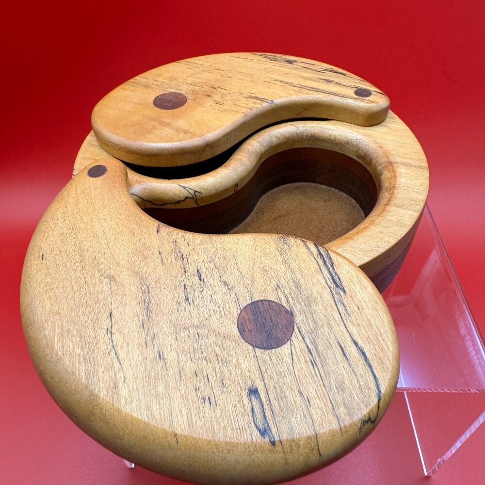 Vintage James Bateman signed yin-yang wooden jewelry box. - Picture 6 of 10